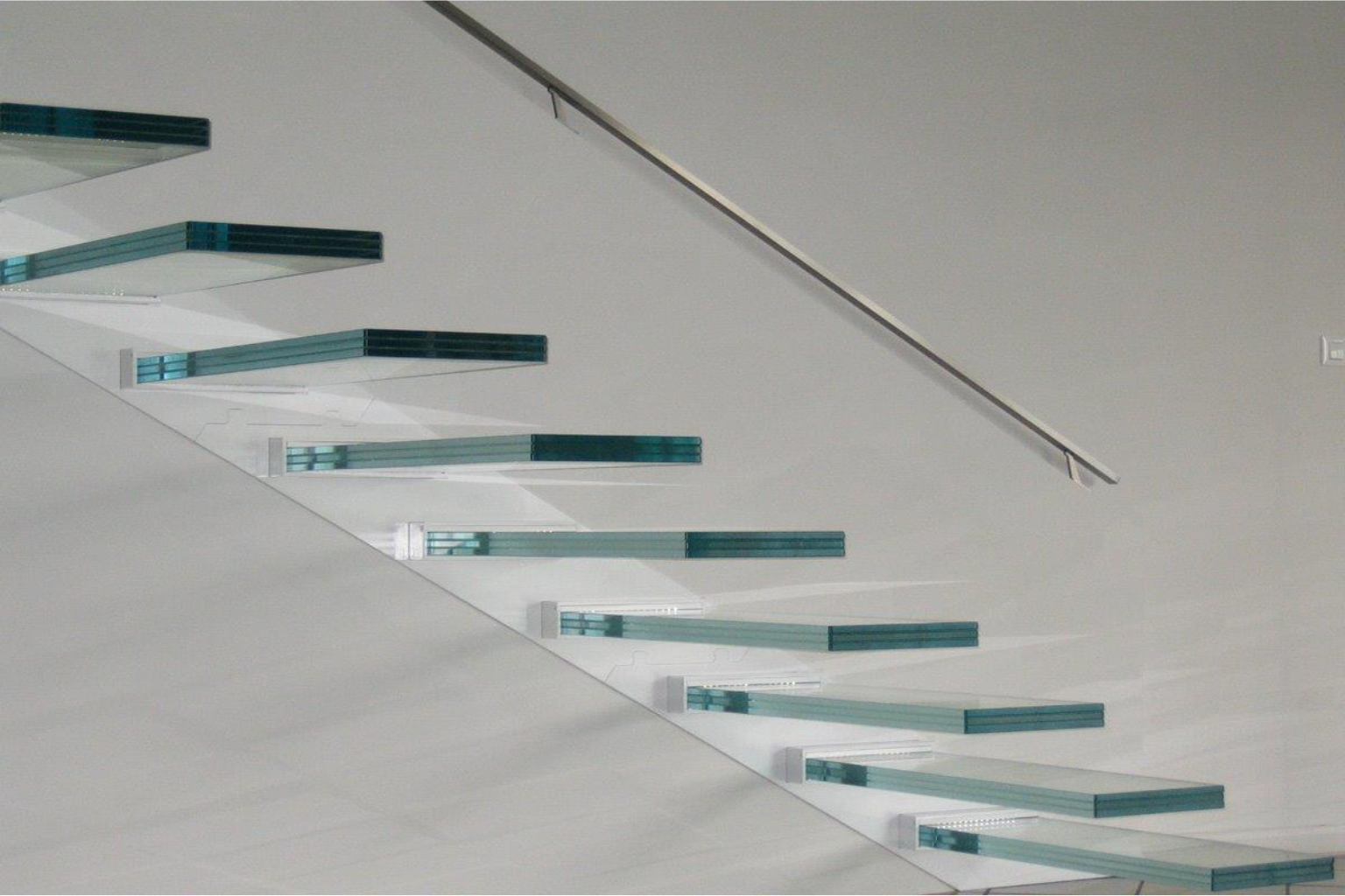 Scala in vetro a sbalzo